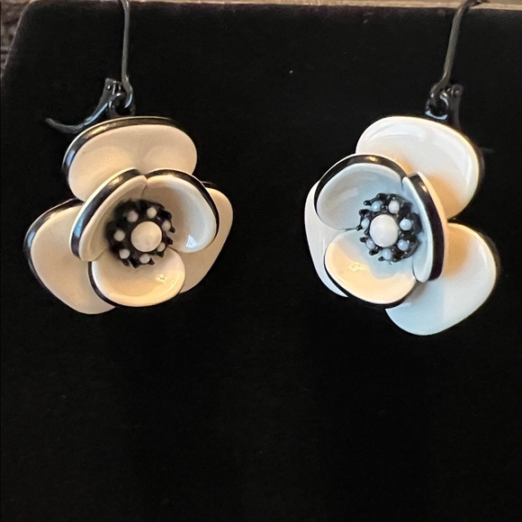 Elegant Black and White Floral Necklace and Earring Set - Picture 3 of 3